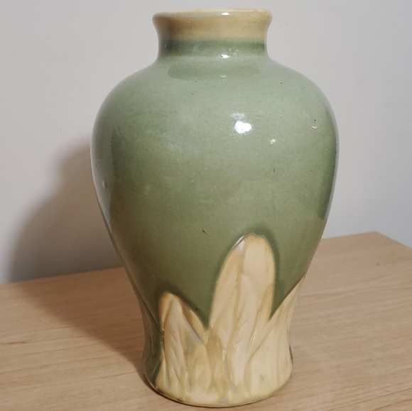 Pottery Vase Green Ginger Jar-Style Handcrafted In Vietnam 7.25" Leaf Design - Picture 1 of 6